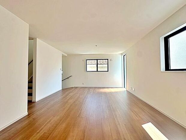 シンプルな色合いで落ち着きのあるリビングです。