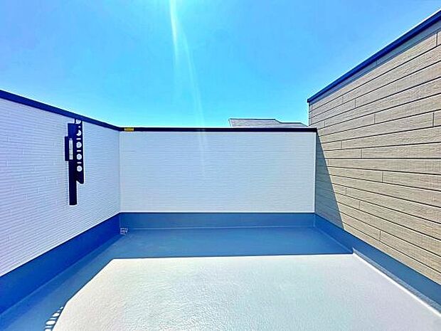 広々としたルーフバルコニー。周辺には高い建物が無い為、開放的にな眺望です。人目も気にならないので居心地の良い空間になっております。