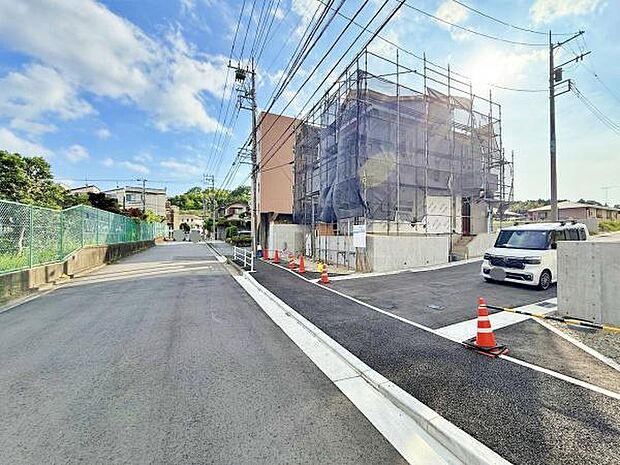 道幅もしっかり確保されており安心して駐車していただけます。お子様がいらっしゃるご家庭にとっても安心の住環境。