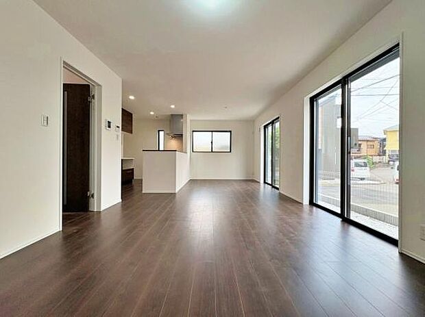 リビングはたわいもない会話を楽しみ、ゆったりとした時を過ごす安らぎの場所。家族の思い出が刻まれる大切な空間です。