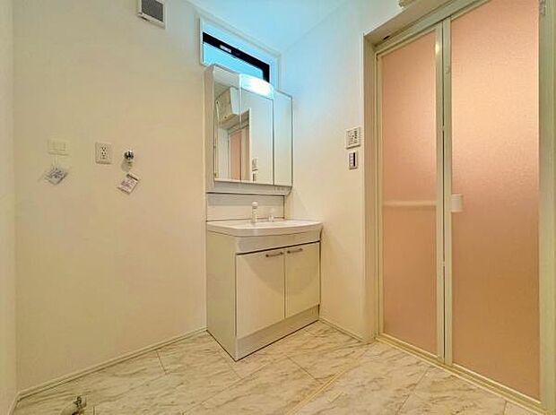 ゆとりある洗面台で一日の始まり収納スペースもありスッキリ迎えられます。