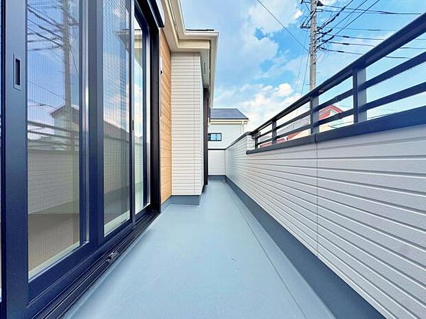 バルコニーは風通しも良く、洗濯物も早く乾きそうです。