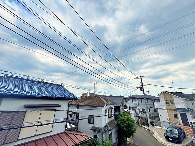 遠くまで青い空が延びてゆくその眺め。陽当たりの良さ、風通しの良さを、現地で実際に感じてみて下さい。