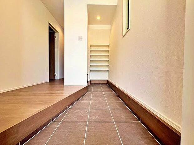 玄関を入った瞬間に予感させる、その奥に待っている新生活への期待。ここから始まる素敵な新生活を予感させます。