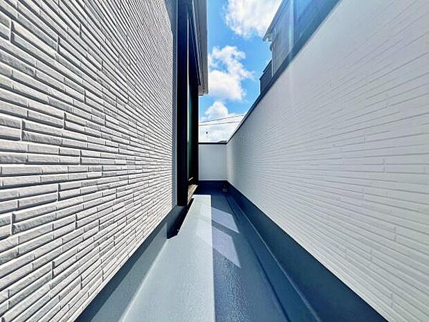 バルコニーは風通しも良く、洗濯物も早く乾きそうです。