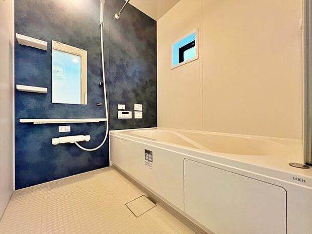 バスルームは一日の疲れを癒すくつろぎの場所。清潔感のある浴室は、心身ともに癒される特別な空間。一日の終わりに贅沢なバスタイムを。