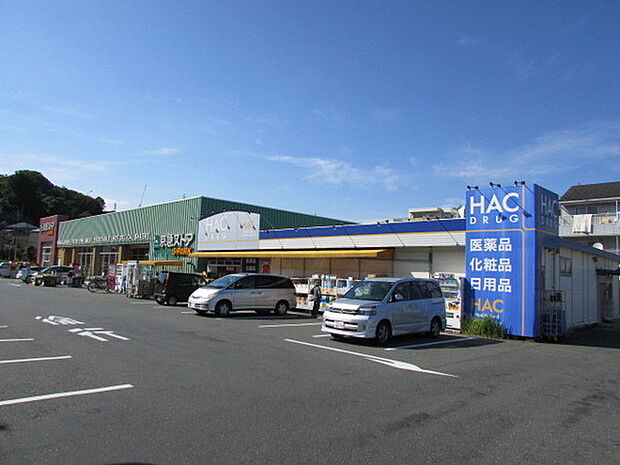 ハックドラッグ浦郷店まで1178m、お隣にはスーパー「京急ストア」があります。