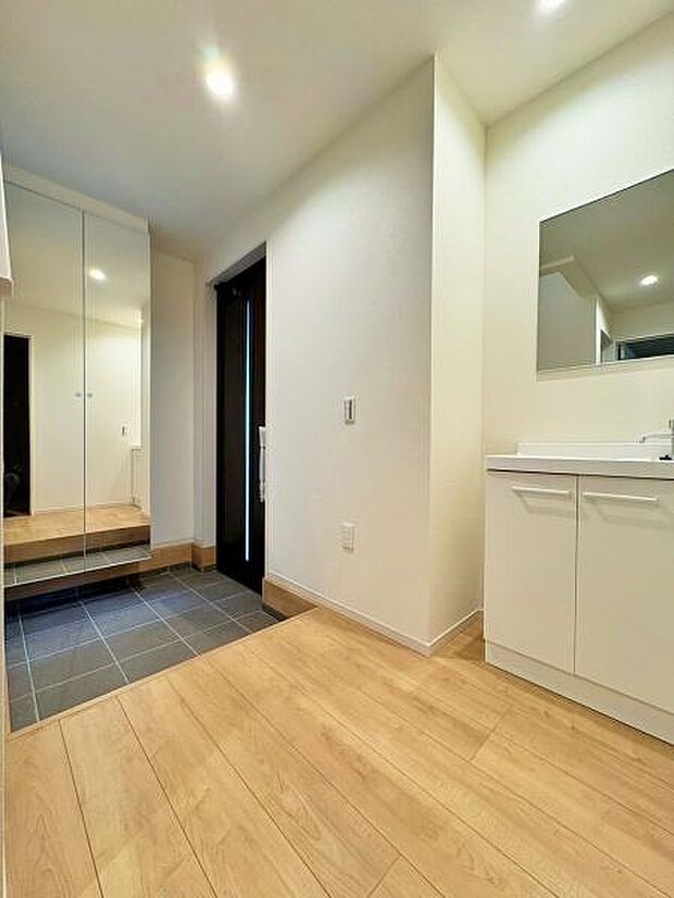 洗面台付きの玄関♪今の時代何かと便利ですね。