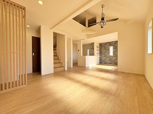 たっぷりの陽光と心地よい風が通り抜ける、開放感あふれる住空間。シンプルで美しいデザインが、日常をちょっと特別にしてくれます。