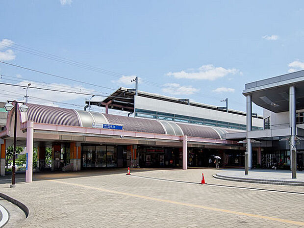 相鉄いずみ野線「いずみ中央」駅まで1237m、長後街道沿いにある駅で、駅前には泉区役所があります。