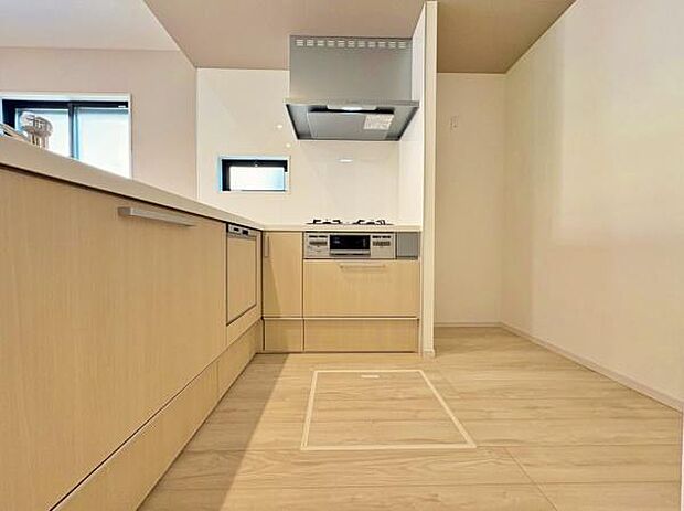 キッチンは人気のL型式♪家族と楽しくおしゃべりしながらお料理ができます。家族団らんの空間になりそうです♪キッチンスペースもしっかりございます。