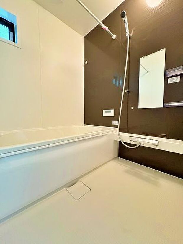 バスルームは一日の疲れを癒すくつろぎの場所。清潔感のある浴室は、心身ともに癒される特別な空間。一日の終わりに贅沢なバスタイムを。