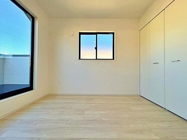 ウォークインクローゼット付きのお部屋。高い収納力と陽当たりが良好なお部屋です。