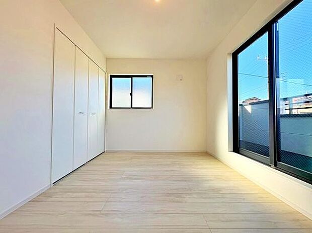 光も風も行き届く広い洋室です。