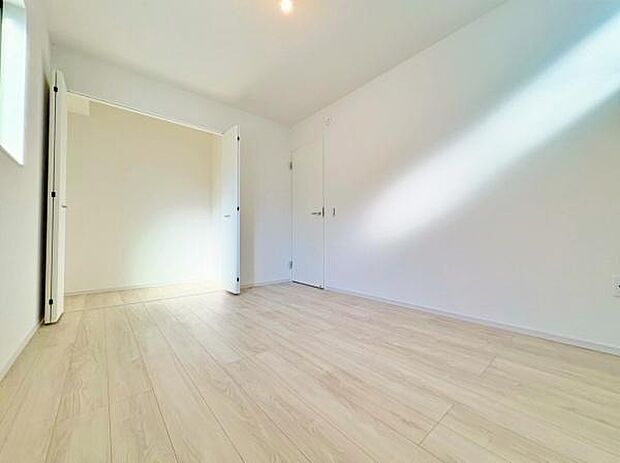 窓から明るい日差しが差し込みます。