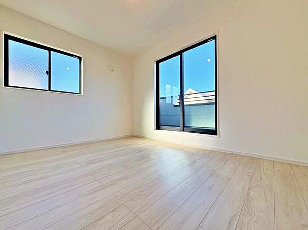 光も風も行き届く広い洋室です。