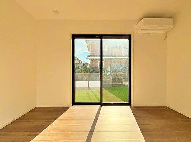 窓も多方向から風や光を取り込むことができ、開放感もあり明るいリビングでず。