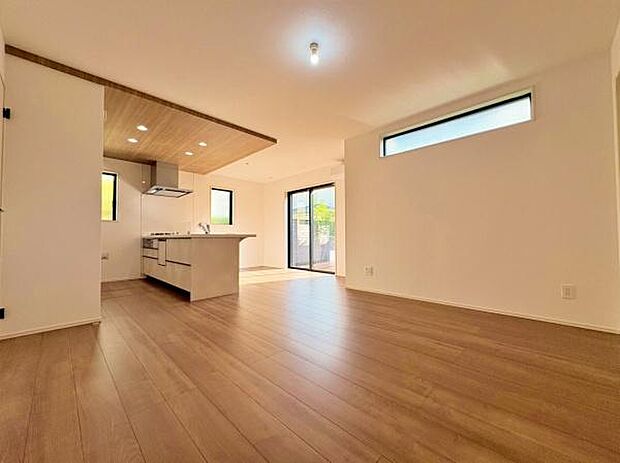 たっぷりの陽光と心地よい風が通り抜ける、開放感あふれる住空間。シンプルで美しいデザインが、日常をちょっと特別にしてくれます。