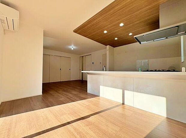 リビングはたわいもない会話を楽しみ、ゆったりとした時を過ごす安らぎの場所。家族の思い出が刻まれる大切な空間です。