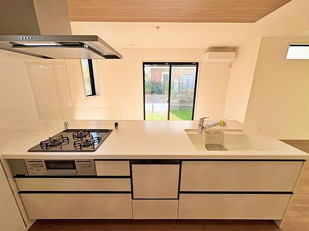 キッチンは人気の対面式♪家族と楽しくおしゃべりしながらお料理ができます。家族団らんの空間になりそうです♪