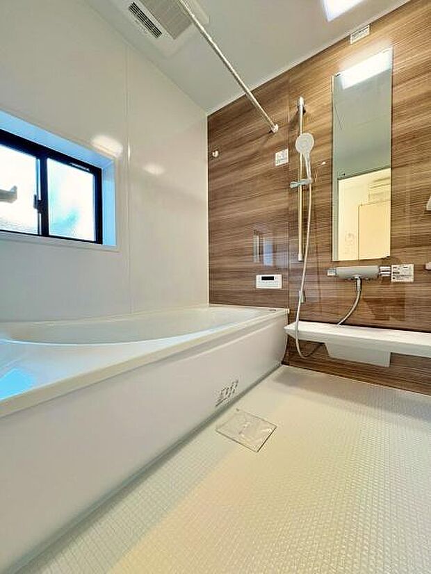 バスルームは一日の疲れを癒すくつろぎの場所。清潔感のある浴室は、心身ともに癒される特別な空間。一日の終わりに贅沢なバスタイムを。