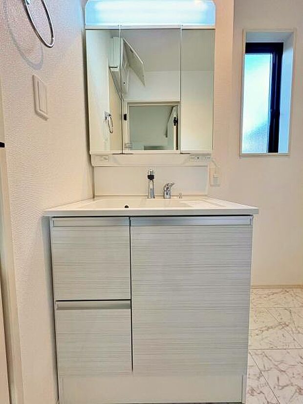 シンプルな洗面台。