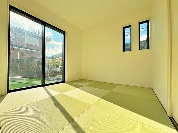 リビングの隣の和室です。リビングと和室で和と洋を感じられます。和室には大きな窓があり明るい光がさしこみます。小さいお子さんが畳の上で遊んだり、寝転がったり。ご親族がお泊りにいらっしゃった時に重宝します