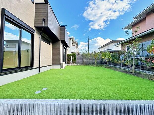 ”あったらイイな”の代表格のお庭。夏場はプールを出して水遊び。椅子とテーブルを出して、優雅な珈琲タイムを♪日常にひとつ彩りを加える庭付き住戸です。