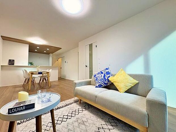 シンプルな色合いで落ち着きのあるリビングです。