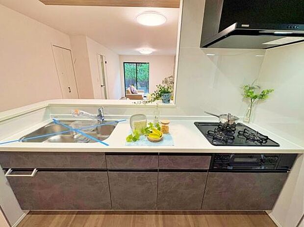 キッチンは人気の対面式♪家族と楽しくおしゃべりしながらお料理ができます。家族団らんの空間になりそうです♪