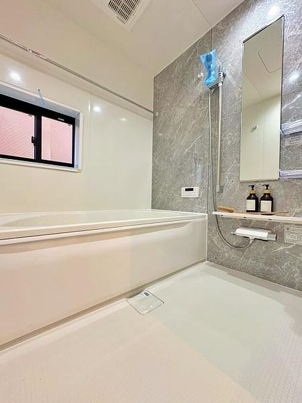 バスルームは一日の疲れを癒すくつろぎの場所。清潔感のある浴室は、心身ともに癒される特別な空間。一日の終わりに贅沢なバスタイムを。