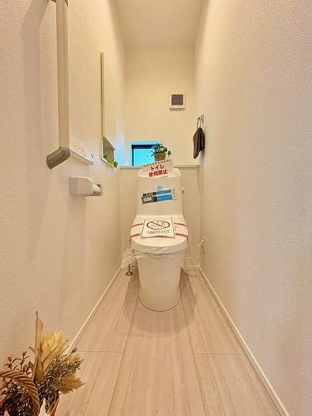 シンプルで落ち着きのあるトイレ。