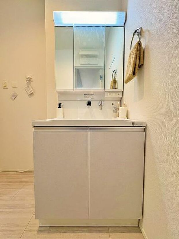 シンプルな洗面台。