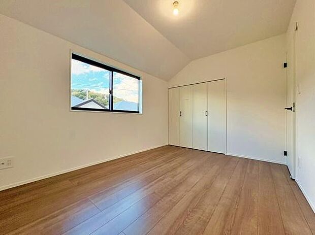 窓から明るい日差しが差し込みます。