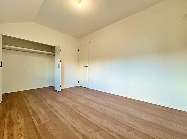 ウォークインクローゼット付きのお部屋。高い収納力と陽当たりが良好なお部屋です。