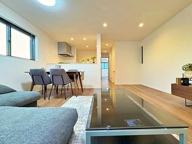 リビングはたわいもない会話を楽しみ、ゆったりとした時を過ごす安らぎの場所。家族の思い出が刻まれる大切な空間です。