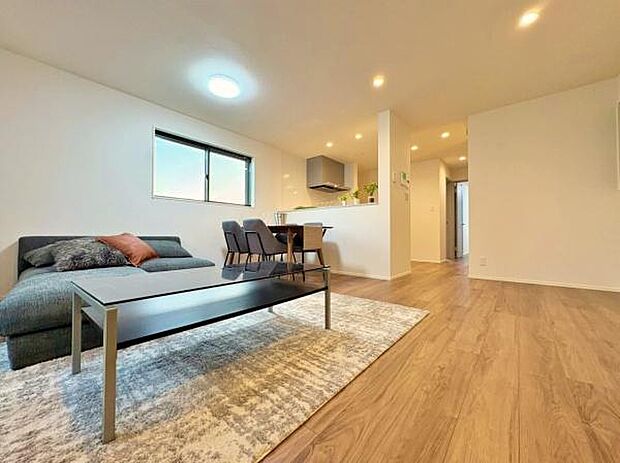 たっぷりの陽光と心地よい風が通り抜ける、開放感あふれる住空間。シンプルで美しいデザインが、日常をちょっと特別にしてくれます。