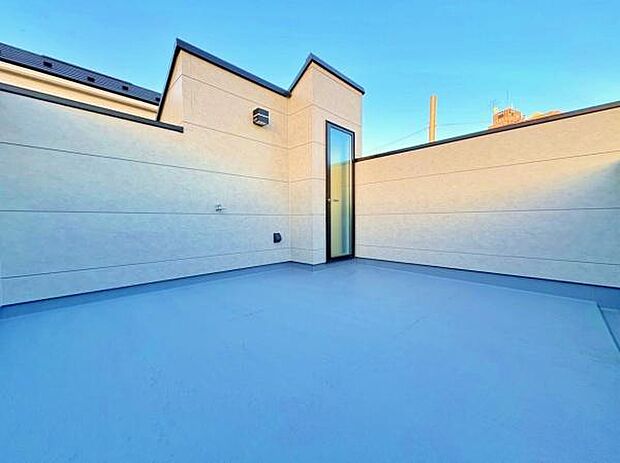 広々としたバルコニー。周辺には高い建物が無い為、開放的にな眺望です。人目も気にならないので居心地の良い空間になっております。