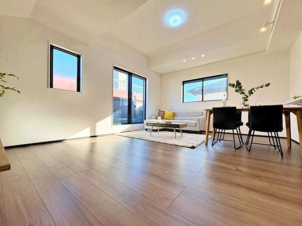 たっぷりの陽光と心地よい風が通り抜ける、開放感あふれる住空間。シンプルで美しいデザインが、日常をちょっと特別にしてくれます。