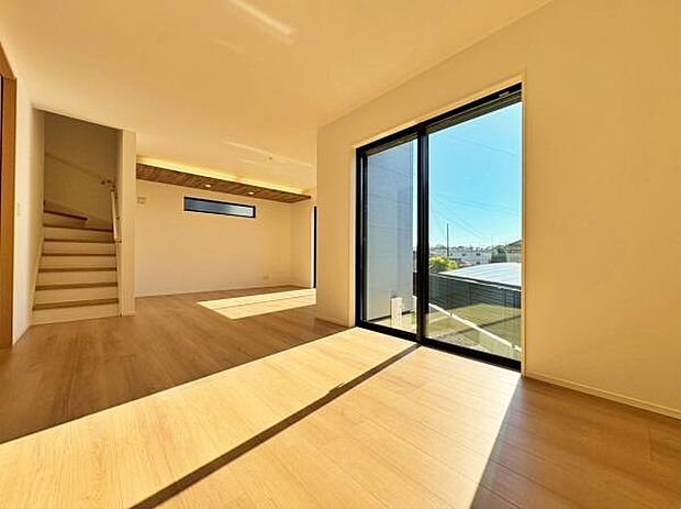 リビングはたわいもない会話を楽しみ、ゆったりとした時を過ごす安らぎの場所。家族の思い出が刻まれる大切な空間です。