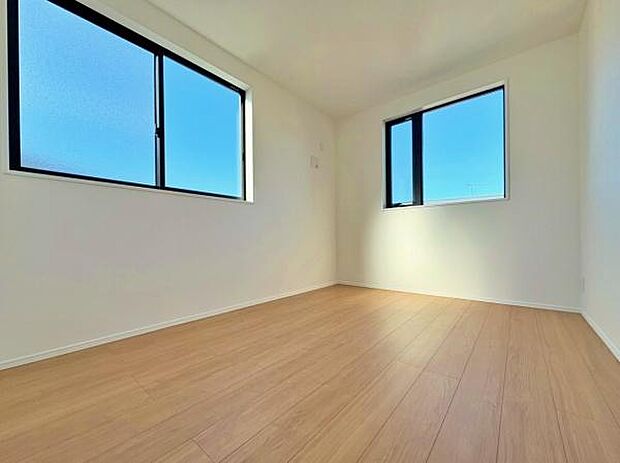 窓から明るい日差しが差し込みます。