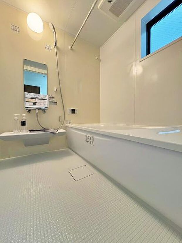 バスルームは一日の疲れを癒すくつろぎの場所。清潔感のある浴室は、心身ともに癒される特別な空間。一日の終わりに贅沢なバスタイムを。