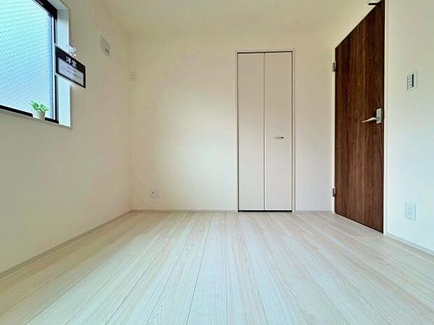 光も風も行き届く広い洋室です。