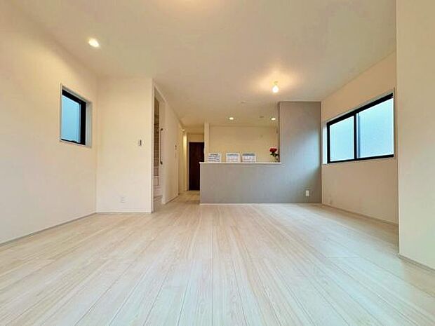 たっぷりの陽光と心地よい風が通り抜ける、開放感あふれる住空間。シンプルで美しいデザインが、日常をちょっと特別にしてくれます。