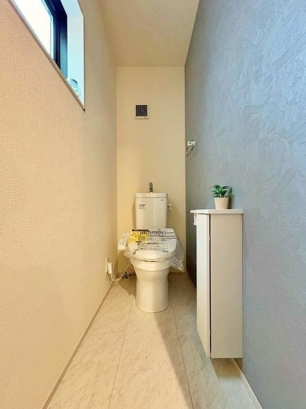 シンプルで落ち着きのあるトイレ。