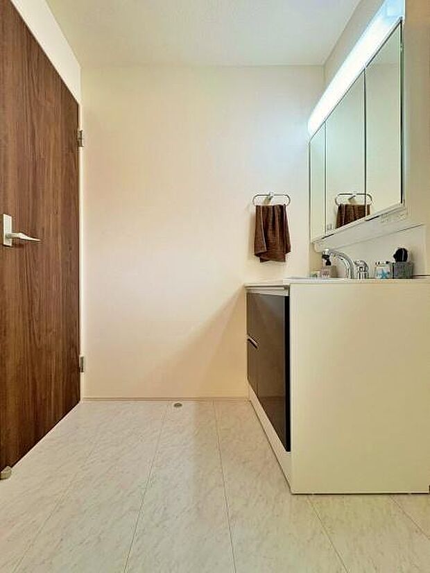 ゆとりある洗面台で一日の始まり収納スペースもありスッキリ迎えられます。