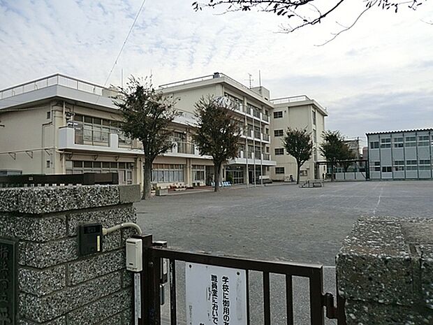 横浜市立平安小学校まで606m