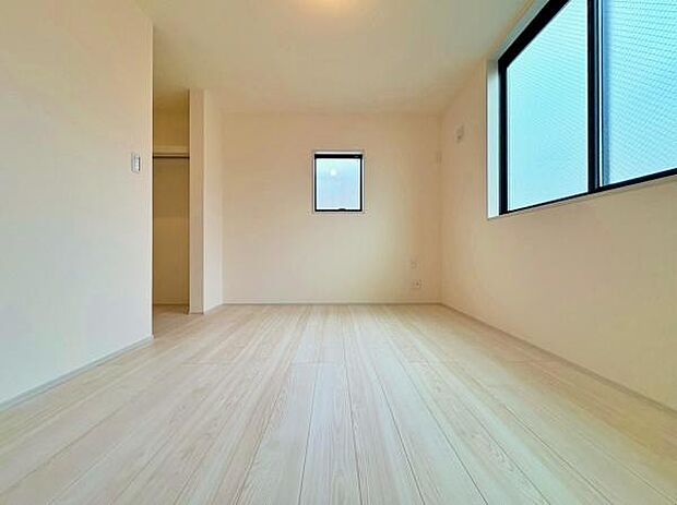 ウォークインクローゼット付きのお部屋。高い収納力と陽当たりが良好なお部屋です。