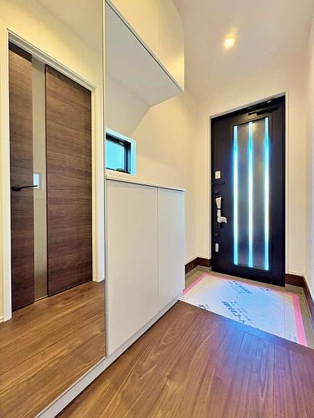 玄関は広く清潔に、靴の収納もしっかりとあります。