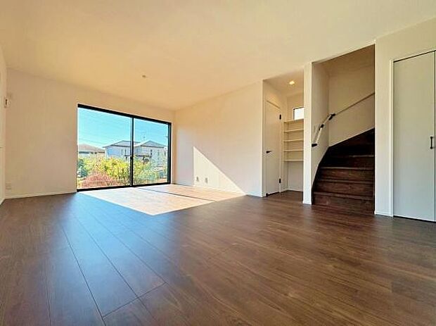 たっぷりの陽光と心地よい風が通り抜ける、開放感あふれる住空間。シンプルで美しいデザインが、日常をちょっと特別にしてくれます。